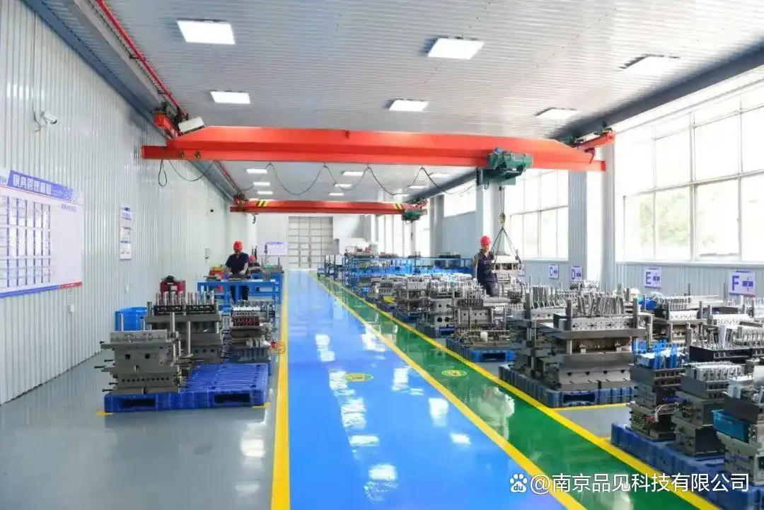 联鑫塑料机械模具生产车间